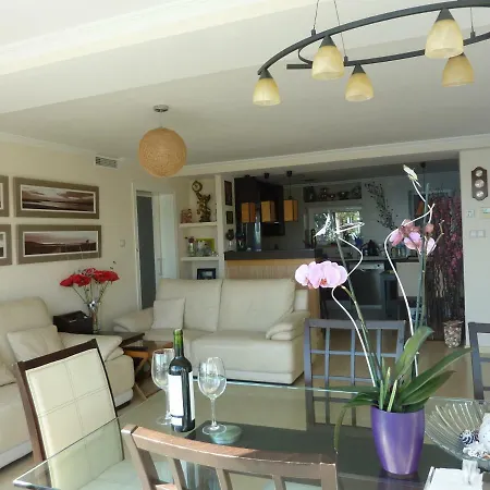 Jacqueline Apartment *